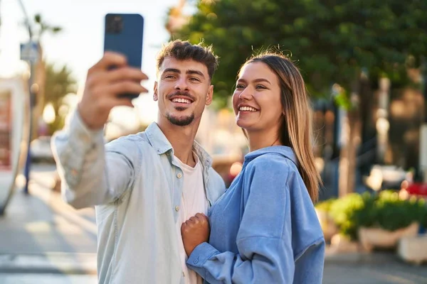 Mladý Muž Žena Pár Usměvavý Sebevědomý Dělat Selfie Smartphonu Ulici — Stock fotografie