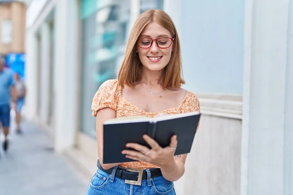 Jonge Roodharige Vrouw Draagt Bril Leesboek Straat — Stockfoto