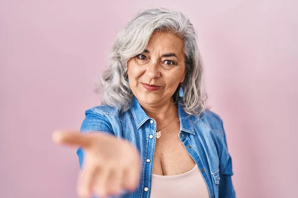 Middle Age Woman Grey Hair Standing Pink Background Smiling Cheerful — Zdjęcie stockowe