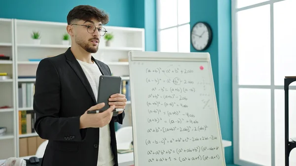 Młody Arabski Człowiek Nauczyciel Nauczania Matematyki Lekcji Pomocą Touchpad Klasie — Zdjęcie stockowe