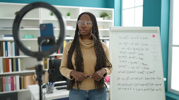 Африканская Женщина Записывает Уроки Математики Магнитной Доске Библиотечном Университете — стоковое фото