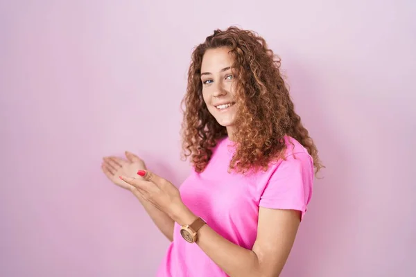 Young Caucasian Woman Standing Pink Background Inviting Enter Smiling Natural — Stock fotografie