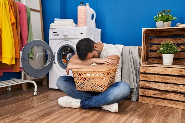 年轻的惊慌失措的男人厌倦了在洗衣房洗衣服 — 图库照片