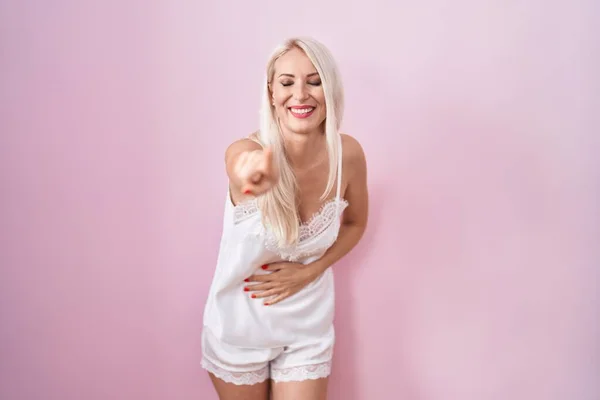 Mulher Branca Vestindo Pijama Usando Fundo Rosa Rindo Você Apontando — Fotografia de Stock