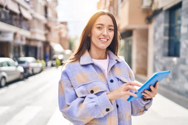 Joven Hermosa Mujer Hispana Sonriendo Confiada Usando Touchpad Calle — Foto de Stock