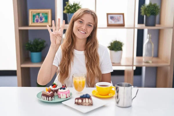 Jonge Blanke Vrouw Eten Gebak Voor Ontbijt Tonen Wijzen Met — Stockfoto