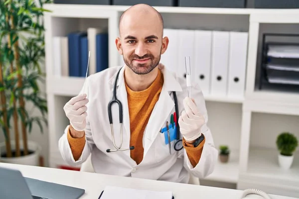 Ung Man Bär Läkare Uniform Innehav Pcr Test Kliniken — Stockfoto