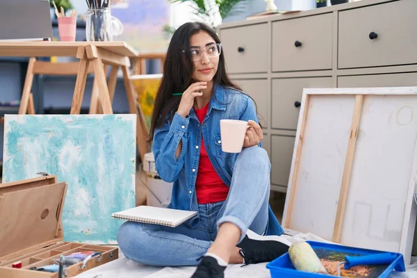 Young Hispanic Girl Artist Smiling Confident Drinking Coffee Art Studio — Zdjęcie stockowe