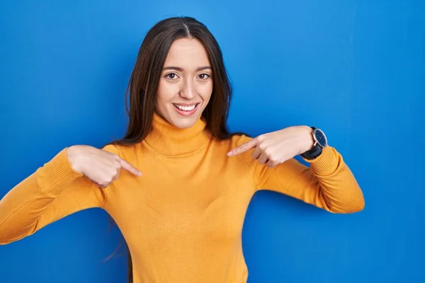 Jonge Brunette Vrouw Staande Blauwe Achtergrond Kijken Zelfverzekerd Met Glimlach — Stockfoto