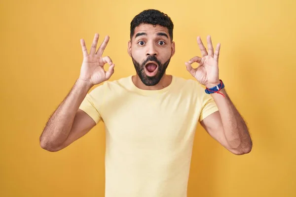 Hispanischer Mann Mit Bart Der Vor Gelbem Hintergrund Steht Sieht — Stockfoto