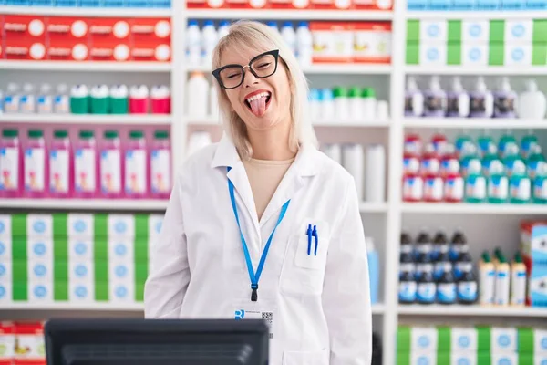 Mulher Branca Jovem Que Trabalha Farmácia Farmácia Drogaria Furar Língua — Fotografia de Stock