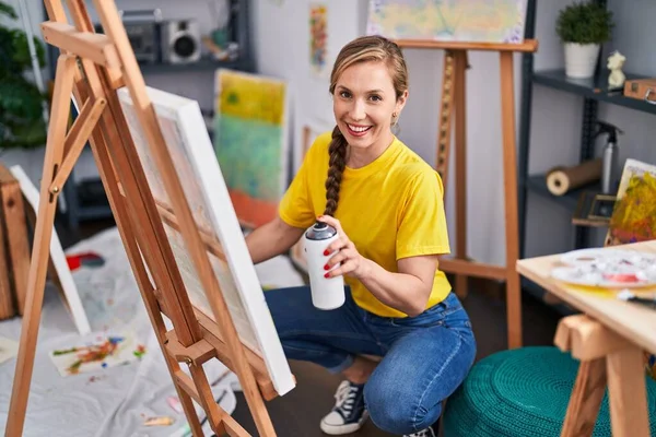 Junge Blonde Künstlerin Lächelt Selbstbewusst Mit Graffiti Spray Zeichnung Kunststudio — Stockfoto