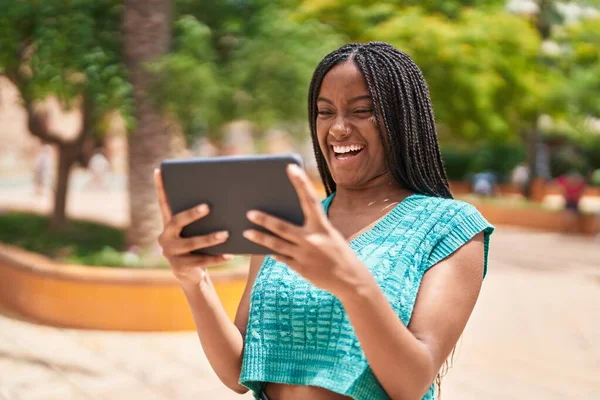 Afroamerikanerin Lächelt Zuversichtlich Beim Ansehen Von Video Auf Touchpad Park — Stockfoto