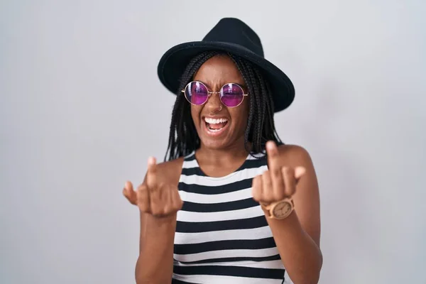 Young African American Braids Wearing Hat Sunglasses Showing Middle Finger — Photo