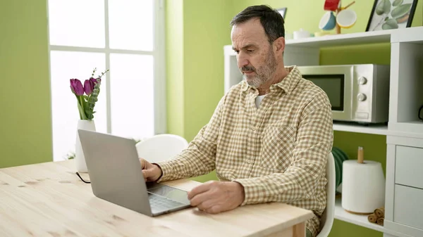 Middle Age Man Using Laptop Sitting Table Home — Zdjęcie stockowe