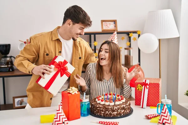 Ehepaar Feiert Geburtstag Hause — Stockfoto
