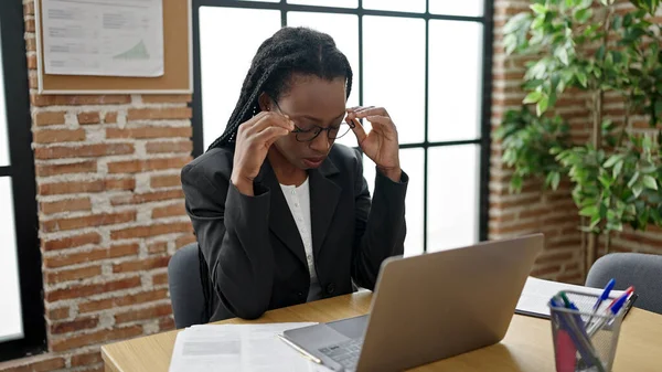 非洲裔美国女商人强调在办公室使用笔记本电脑 — 图库照片