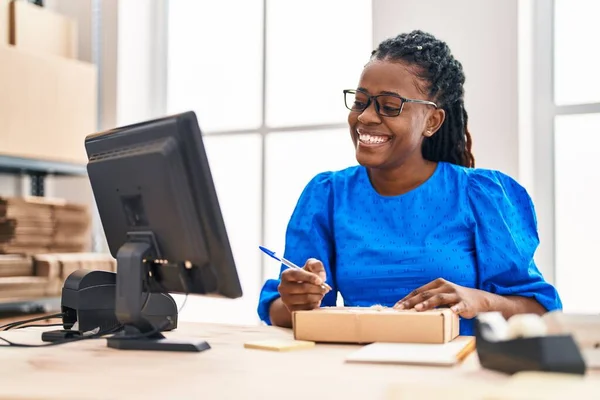 Afro Americano Mulher Comércio Eletrônico Trabalhador Negócios Escrevendo Pacote Escritório — Fotografia de Stock