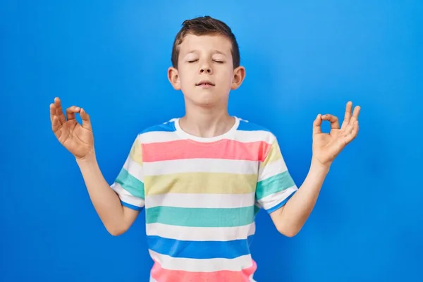 Mavi Arka Planda Duran Genç Beyaz Çocuk Rahatlamış Parmaklarıyla Meditasyon — Stok fotoğraf