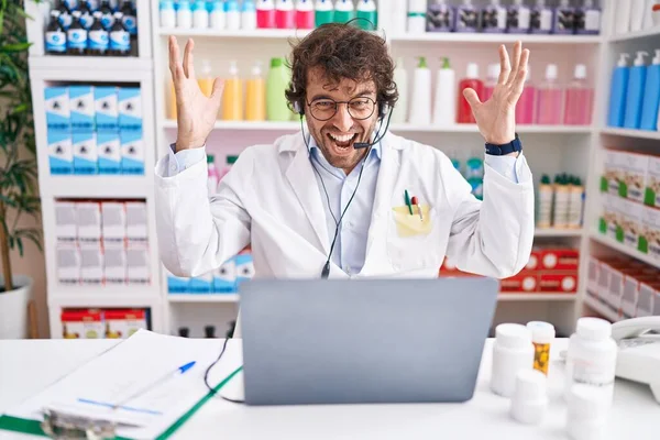Jovem Hispânico Trabalhando Farmácia Farmácia Trabalhando Com Laptop Celebrando Vitória — Fotografia de Stock