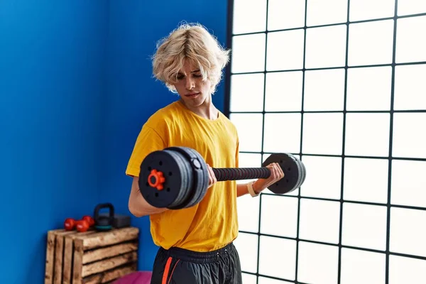 若いですブロンド男使用重量トレーニングでスポーツセンター — ストック写真