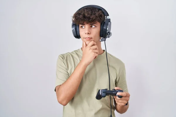 Adolescente Hispânico Jogando Vídeo Game Segurando Controlador Pensando Preocupado Com — Fotografia de Stock