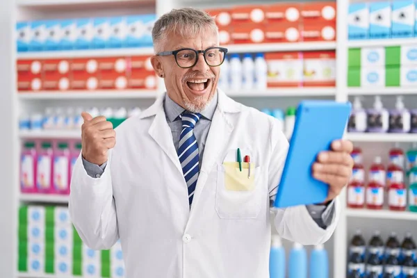 Homem Hispânico Com Cabelos Grisalhos Trabalhando Farmácia Farmácia Fazendo Videochamada — Fotografia de Stock