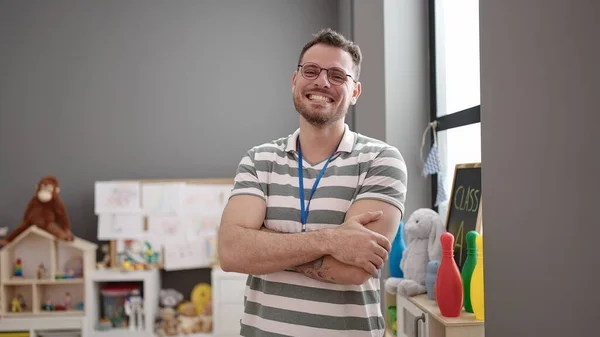 Junger Kaukasier Der Als Lehrer Arbeitet Lächelt Kindergarten Mit Verschränkten — Stockfoto