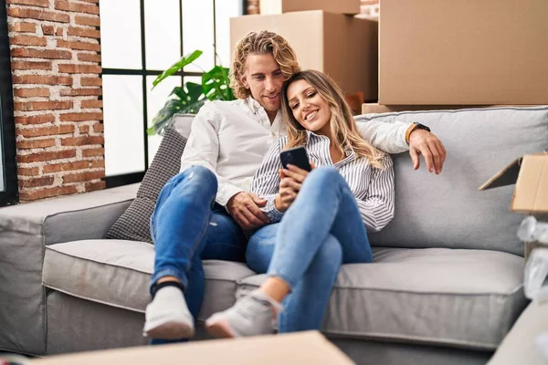 Man Woman Couple Using Smartphone Sitting Sofa New Home — Stockfoto