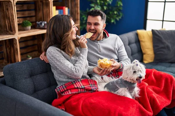 Homem Mulher Comendo Batatas Fritas Sentados Sofá Com Cão Casa — Fotografia de Stock