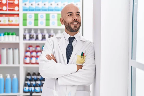 Jovem Homem Careca Farmacêutico Sorrindo Confiante Com Braços Cruzados Gesto — Fotografia de Stock