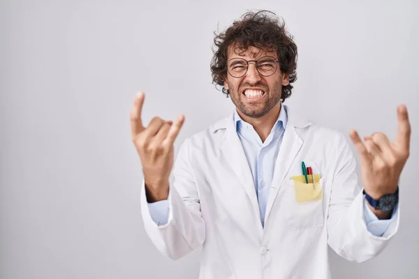 Ισπανόφωνος Νεαρός Που Φοράει Στολή Γιατρού Φωνάζοντας Τρελή Έκφραση Κάνει — Φωτογραφία Αρχείου