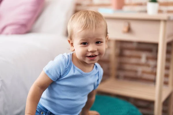 Adorable Niño Sonriendo Confiado Pie Dormitorio —  Fotos de Stock