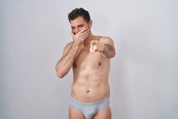 Jovem Hispânico Sem Camisa Usando Underware Rindo Você Apontando Dedo — Fotografia de Stock