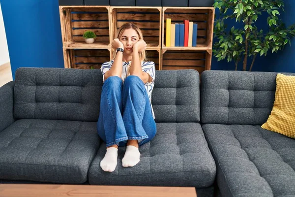 Jeune Femme Blonde Déprimée Assise Sur Canapé Maison — Photo