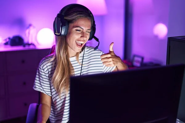 Video Oyunları Oynayan Genç Sarışın Kadın Mutlu Pozitif Gülümsüyor Başparmağıyla — Stok fotoğraf
