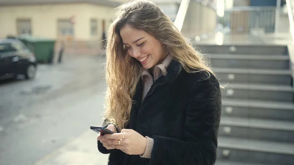 Genç Güzel Spanyol Bir Kadın Sokakta Akıllı Telefon Kullanarak Gülümsüyor — Stok fotoğraf