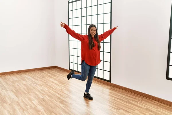 Genç Latin Kadın Gülümsüyor Boş Odada Dans Ediyor — Stok fotoğraf
