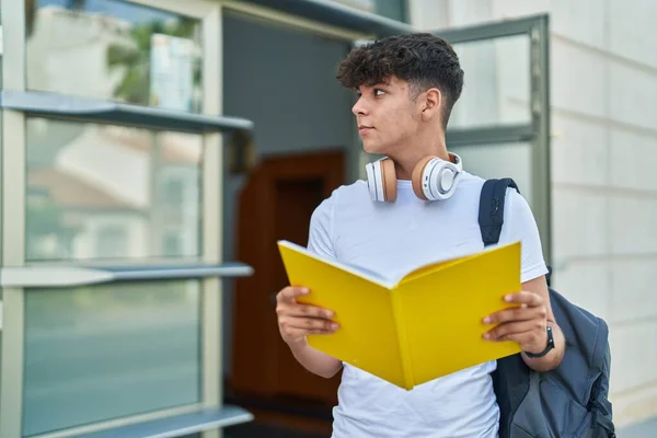 Junge Hispanische Teenager Studentin Mit Rucksack Liest Buch Der Universität — Stockfoto