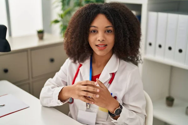 Young African American Woman Wearing Doctor Uniform Speaking Clinic — Stockfoto