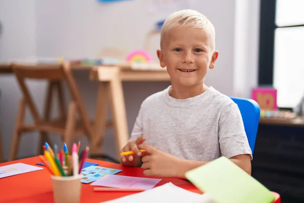 Okulda Resim Yapan Beyaz Bir Çocuk Olumlu Mutlu Görünüyor Kendine — Stok fotoğraf