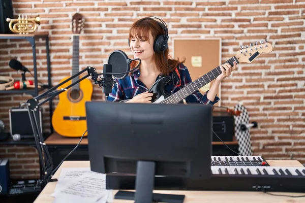 Müzik Stüdyosunda Elektro Gitar Çalan Genç Bir Müzisyen — Stok fotoğraf