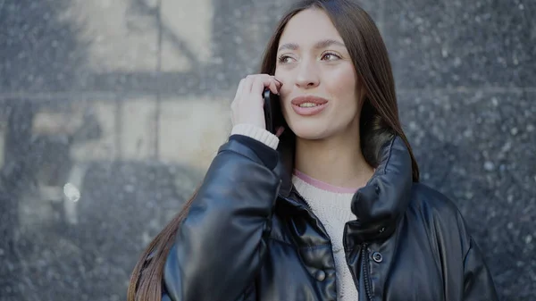 Fiatal Gyönyörű Spanyol Mosolyog Magabiztos Beszél Okostelefonon Utcán — Stock Fotó