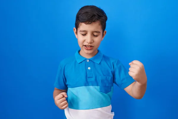 Kis Spanyol Fiú Áll Kék Háttér Ünneplő Meglepett Csodálkozott Siker — Stock Fotó