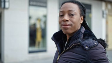 Sokakta kendine güvenen Afrikalı Amerikalı kadın gülümsüyor