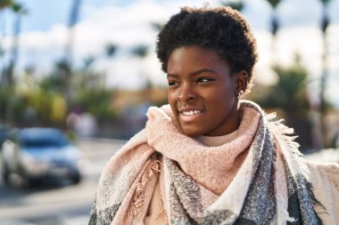 Sokakta kendine güvenen Afrikalı Amerikalı kadın gülümsüyor