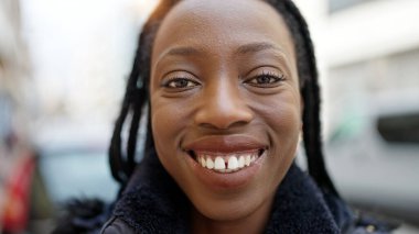 Sokakta kendine güvenen Afrikalı Amerikalı kadın gülümsüyor