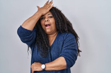 Ayrıca beyaz arka planda dikilen boyda bir İspanyol kadın hata yaptığında şaşırır. Hatayı hatırla. Unuttum, kötü hafıza kavramı. 