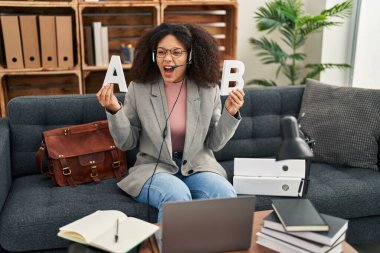 Genç Afro-Amerikalı kadın danışma ofisinde konuşma problemleri yaşıyor kızgın ve öfkeli çığlıklar atıyor, öfkeyle bağırıyor. öfke ve agresif konsept. 