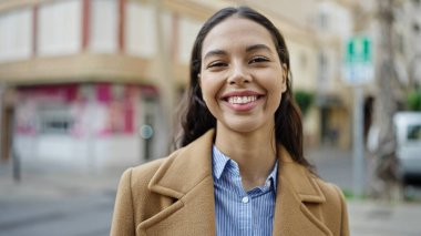 Sokakta kendine güvenen güzel İspanyol kadın.